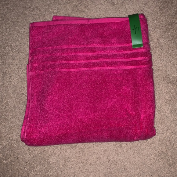 ♠️ NWT Kate Spade Magenta Bath Towel - Picture 1 of 1